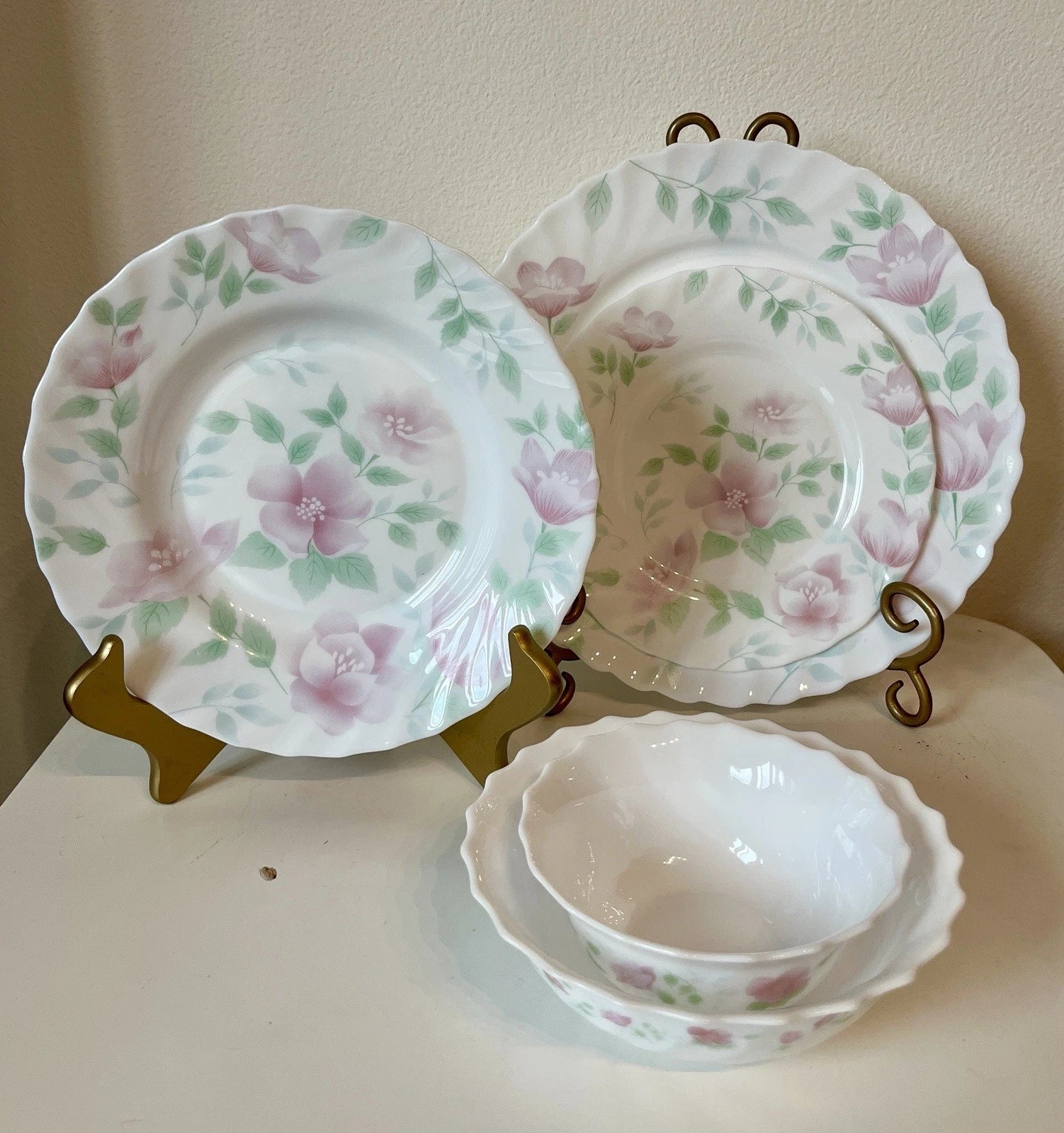 Happiness Florentine Pattern 18-Piece Dinnerware Set for 4