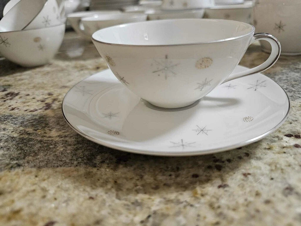 Happiness Snowflake 91-Piece Porcelain Dinnerware Set for 12 – Made in Japan