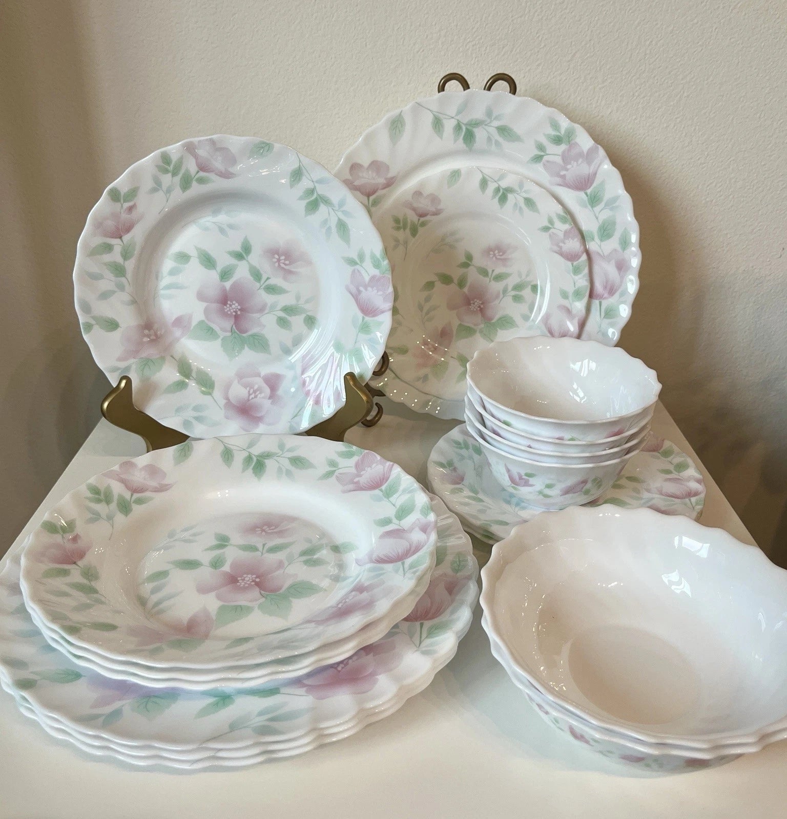 Happiness Florentine Pattern 18-Piece Dinnerware Set for 4