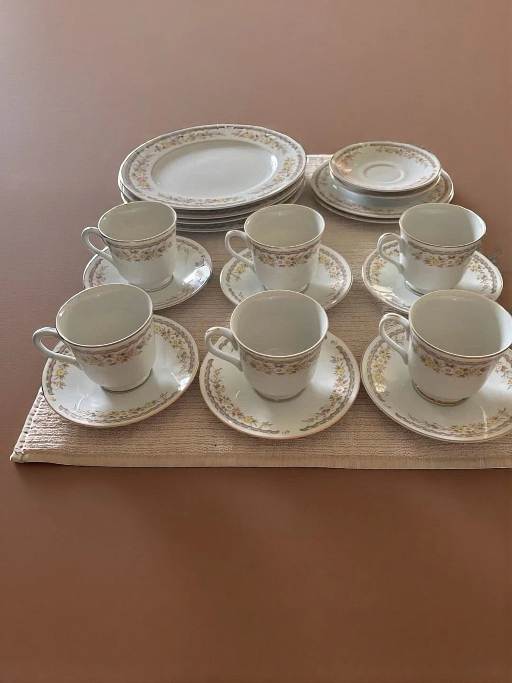 Happiness Porcelain Floral 12-Piece Dinner Set – Cups, Saucers, Plates & Bowls White Gold