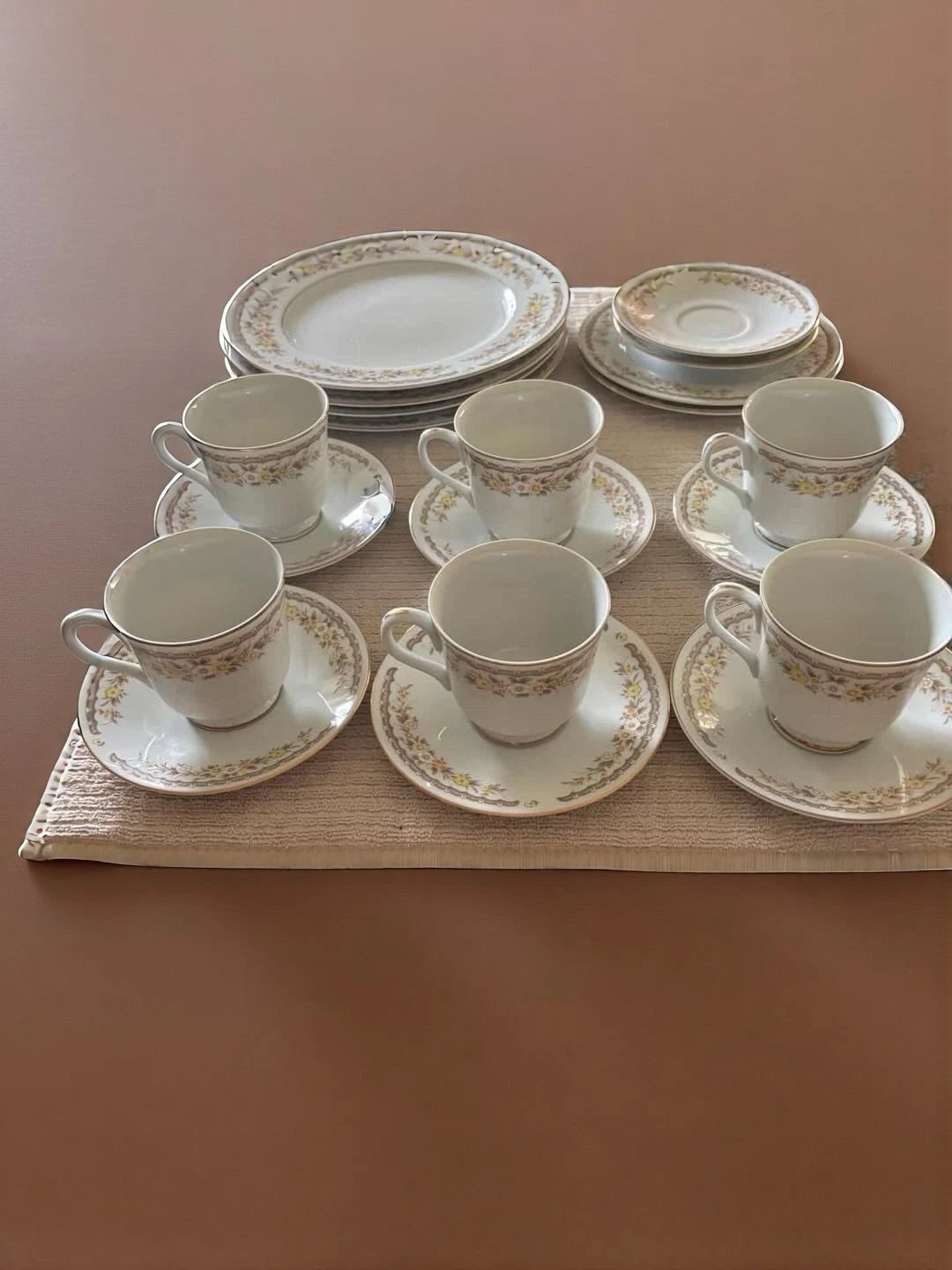 Happiness Porcelain Floral 12-Piece Dinner Set – Cups, Saucers, Plates & Bowls White Gold